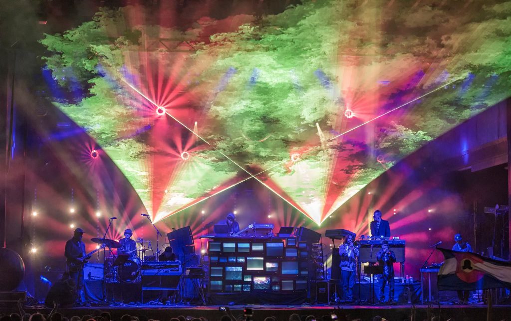 Live a light on. Pretty Lightning. Pretty Lights. Eve Live Tour. Pretty Lights filling up the City Skies