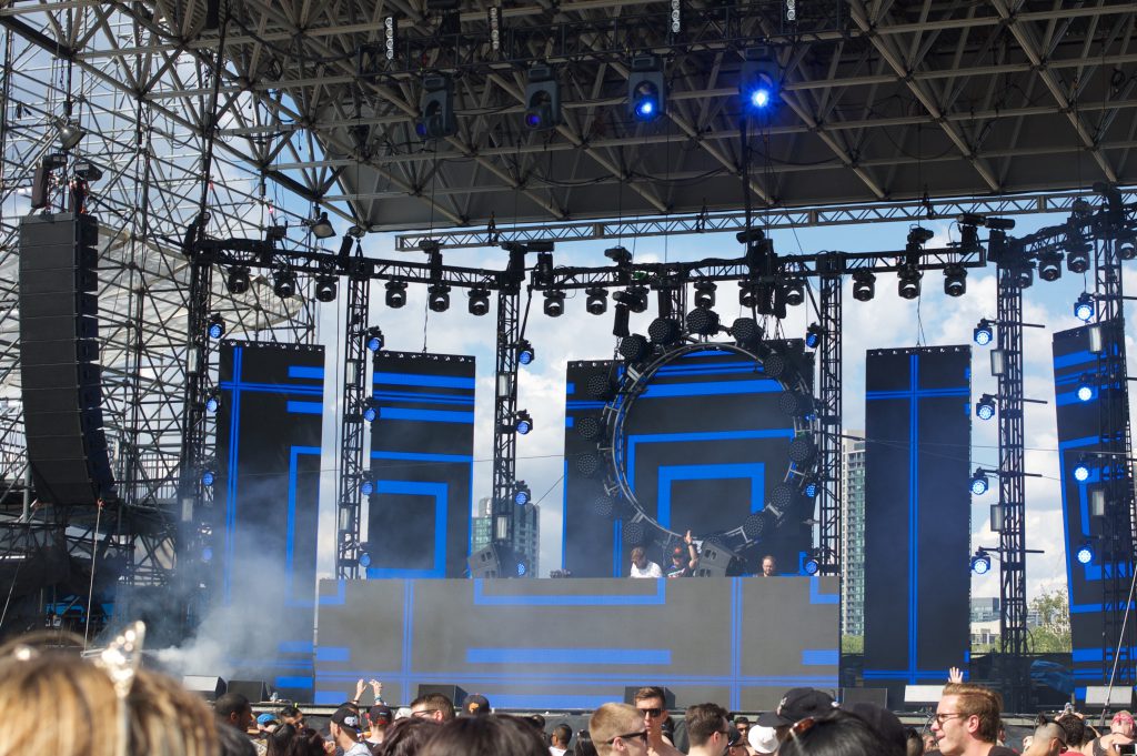 Echo Beach stage