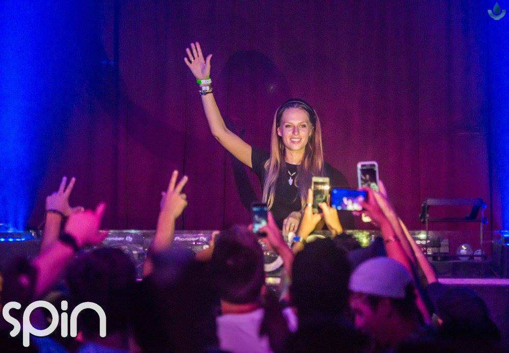 Nora en Pure waves to crowd