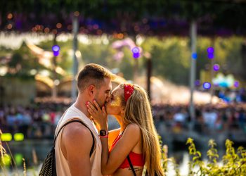 Tomorrowland 2022 Kissing Ravers