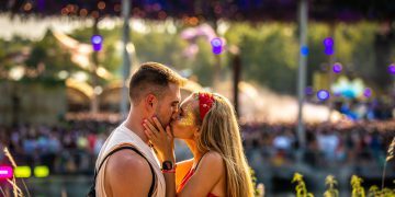 Tomorrowland 2022 Kissing Ravers