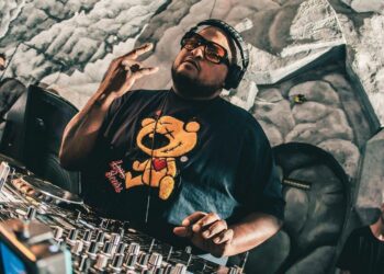 DJ Deeon devil horns DJ set